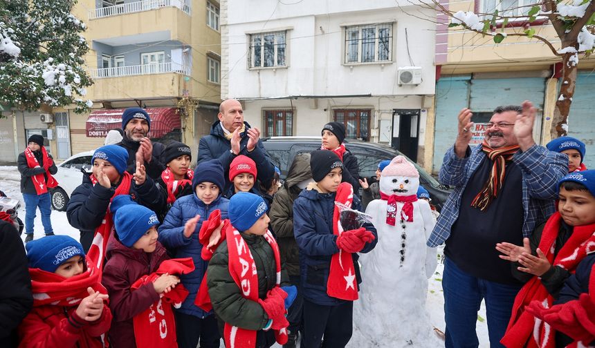 Gaziantep Büyükşehir, çocukların kar sevincine hediyelerle ortak oldu
