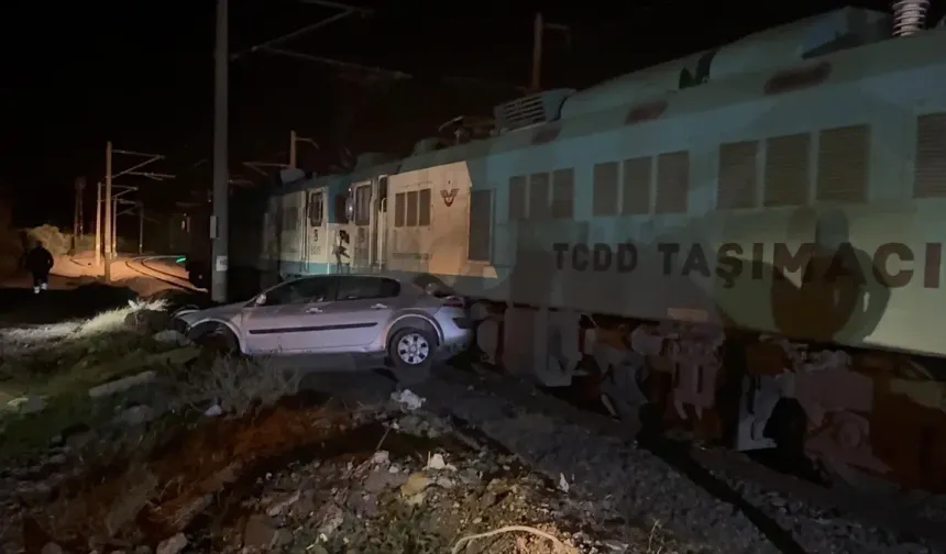 Osmaniye'den Gaziantep istikametine giden yük treni otomobile çarptı! Yaralılar var…