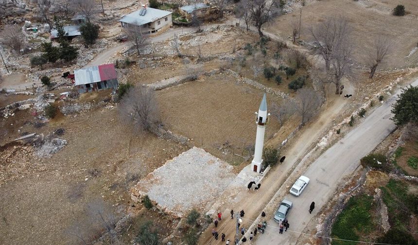 Cemaat, imam, minare var fakat cami yok