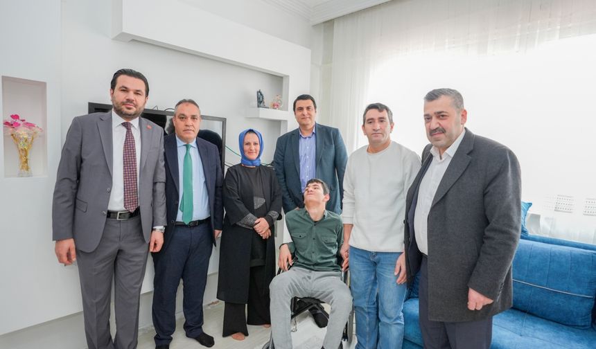 Başkan Yılmaz’dan engel tanımayan hizmet! Tekerlekli sandalyeler bizzat teslim edildi