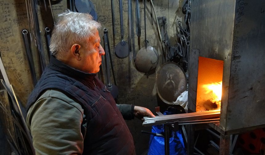 Gaziantepli demirci ustası 60 yıldır baba mesleğini sürdürüyor