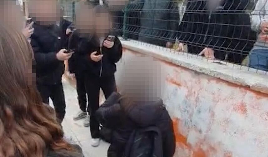 Okul önünde akran zorbalığı skandalı! Diz çöktürüp zorla özür dilettiler! VİDEO HABER…