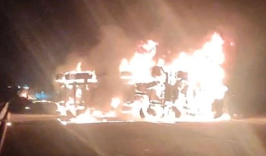 Gaziantep otobanında seyir halindeki tır alev alev yandı