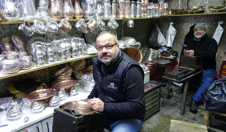 Meslektaş dayı yeğen 44 yıldır birlikte bakır işliyor