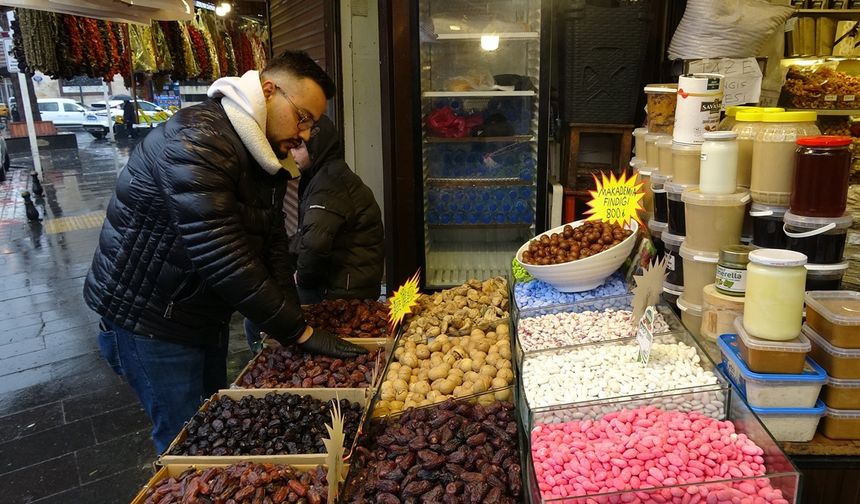 Tarihi Almacı Pazarı'nda Ramazan hazırlığı başladı
