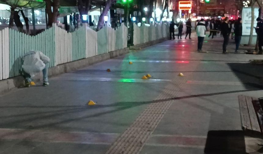 Bir kişi uzun namlulu silahla rastgele ateş açtı: Yaralılar var!