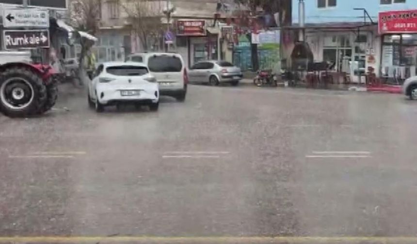 Gaziantep’te sağanak yağış etkili oldu! Sokaklarda su birikintisi oluştu