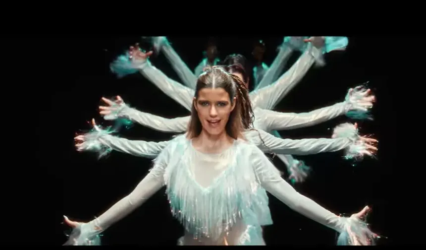 Beren Saat müzik dünyasına girdi, yeni şarkısı olay oldu!