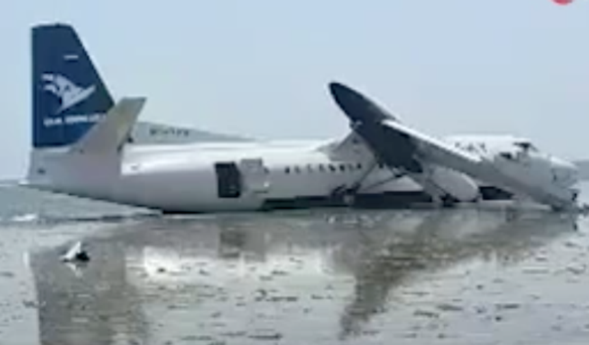 Yolcu uçağı okyanusa acil iniş yaptı