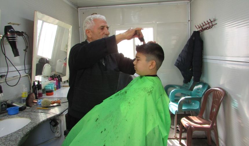 İslahiye'de 55 yıllık berber mesleğini konteynerde sürdürüyor