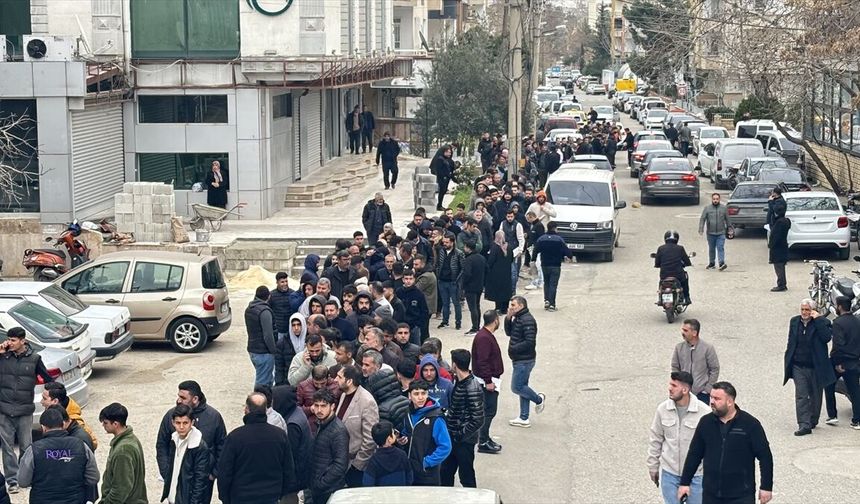 Gaziantep'te APP plakalarını değiştirmek isteyenler yoğunluk oluşturdu