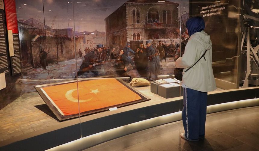 Şehit Kamil'in tabutuna örtülen Türk bayrağı müzede sergileniyor!