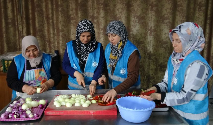 Cami cemaatinin dayanışmasıyla günlük bin 500 kişiye iftar veriliyor