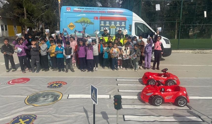 Gaziantep’te jandarmadan öğrencilere güvenli trafik eğitimi! 76 ilkokul öğrencisine eğitim verildi…