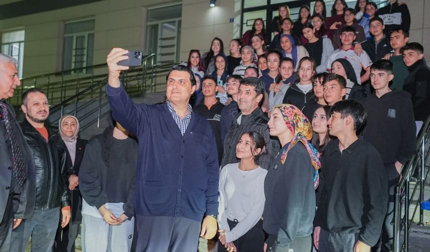 Yılmaz, gençlerle iftar sofrasında buluştu! Gençlere Ankara müjdesi…