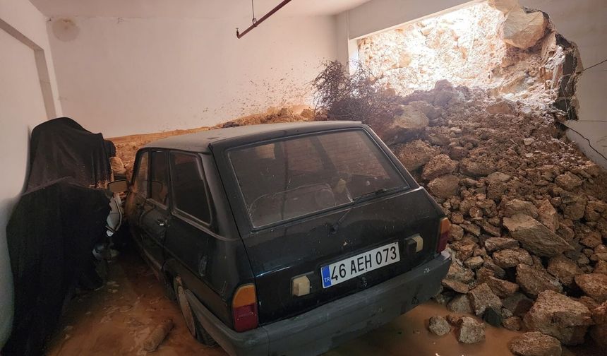 Gaziantep'te yağmur duvarı yıktı! Garajdaki araç çamur altında kaldı…