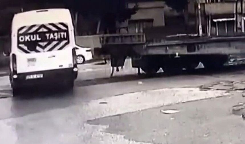 Gaziantep’te öğrenci servisine tren çarptı! Yürekleri ağza getiren anlar kamerada…