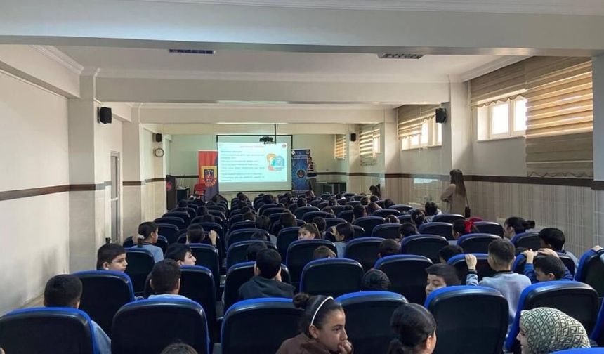 Gaziantep’te jandarmadan öğrencilere siber güvenlik eğitimi! Bilgilendirme broşürü dağıtıldı…