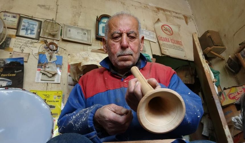 Gaziantep’te eğlencelerin simgesi zurnayı 55 yıldır ağaçlara şekil vererek üretiyor!