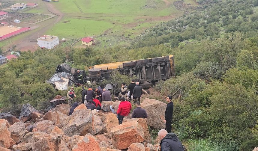 Gaziantep’te uçuruma yuvarlanan kamyonun sürücüsü öldü