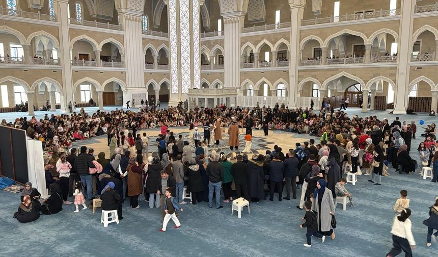 Şahinbey Millet Camii'nde çocuk sesleri