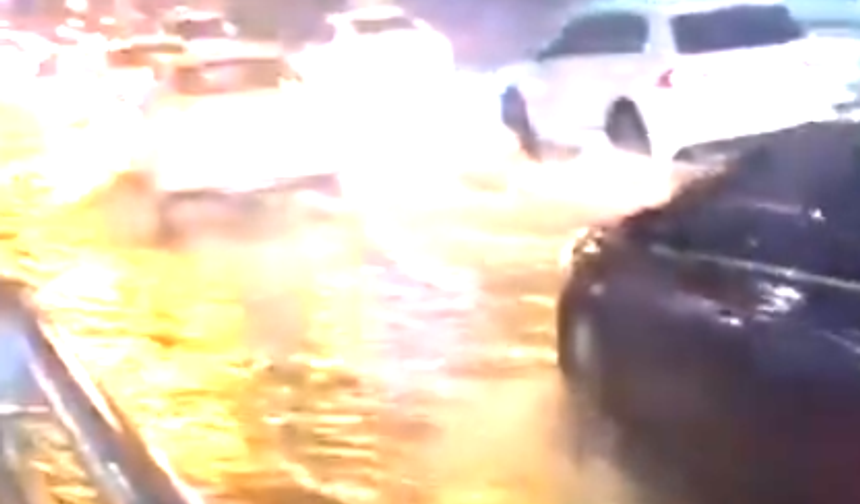 Gaziantep'te sağanak etkili oldu! Bazı sokaklar göle döndü