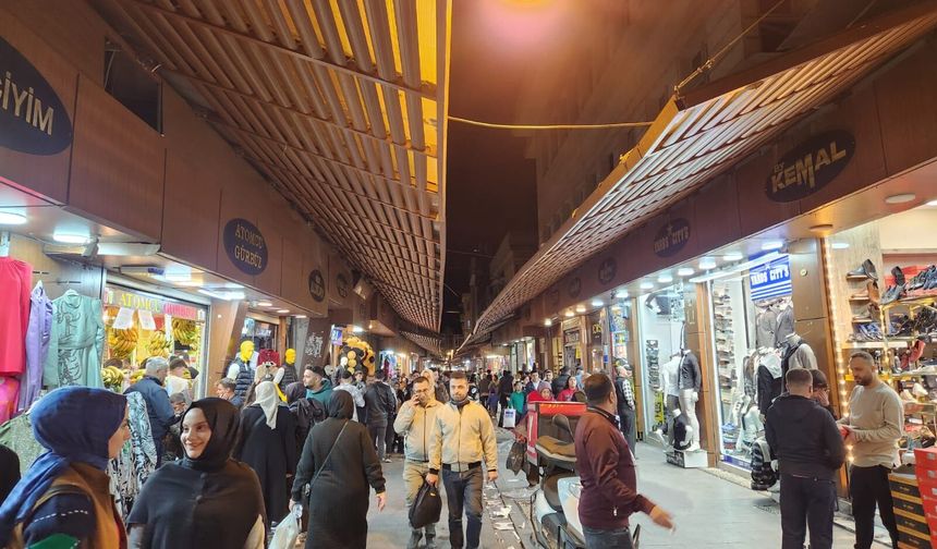 Gaziantepliler bayram alışverişi için çarşıya akın etti