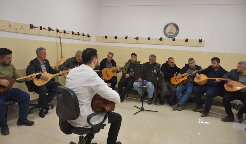 Gaziantep’te çiftçiler müzik kursunda gitar ve bağlama öğreniyor