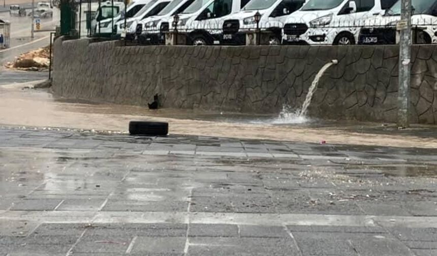 Gaziantep’te sağanak yağış sonrası yollar göle döndü (VİDEO HABER)