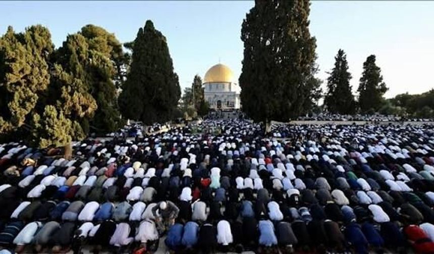 Gazze'de Müslümanlar bayram namazını eda etti!