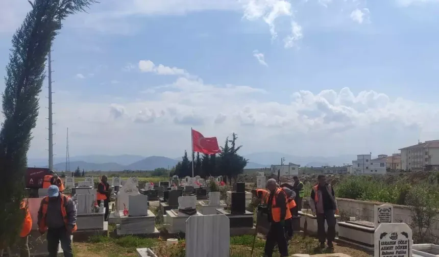 İslahiye Şehitliği'nde temizlik yapıldı! Kabirlerine karanfil bırakıldı