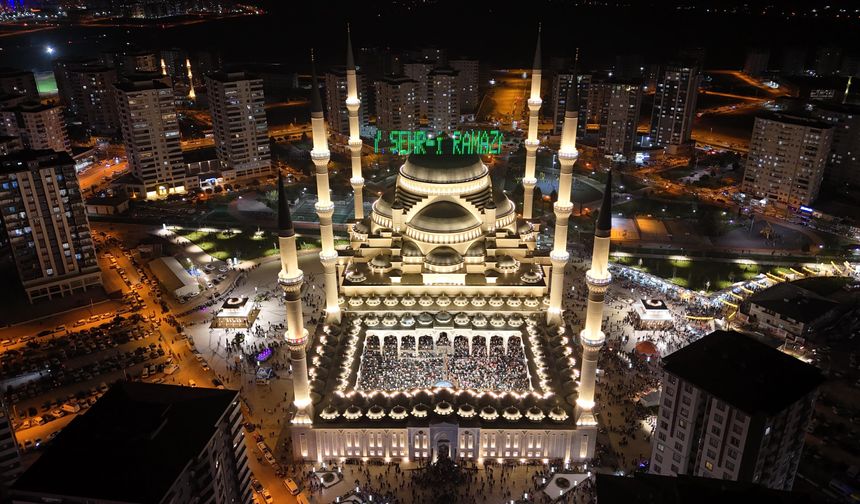 Gaziantep’te Sakal-ı Şerif Kadir Gecesinde Şahinbey Millet Camii’nde