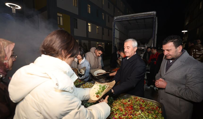 Tahmazoğlu öğrencilerle sahurda buluştu