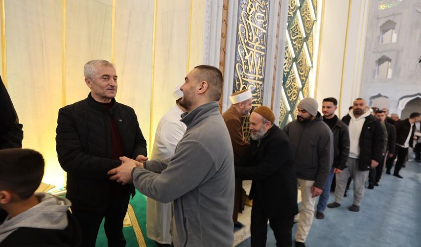 Tahmazoğlu vatandaşlarla bayramlaştı