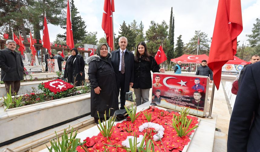 Gaziantep’te şehitlerimiz unutulmadı! Vali Çeber ve Tahmazoğlu’ndan anlamlı ziyaret
