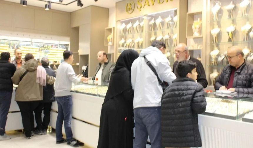 Gaziantep’te vatandaşlar kuyumculara akın etti! Kuyumcular altın bulamıyor