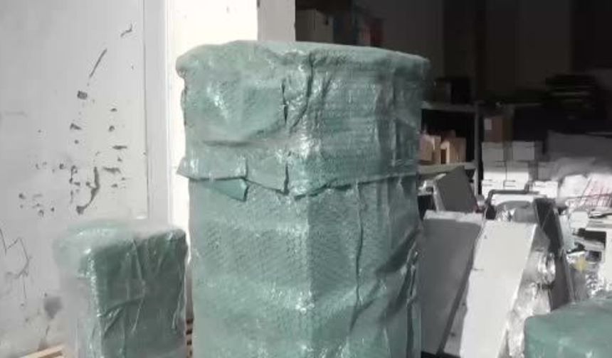 Kargo ile gönderilen buzdolabından bakın ne çıktı! (VİDEO HABER)