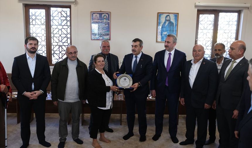 Bakan Tekin Gaziantep’te Cemevinde Vatandaşlarla Buluştu