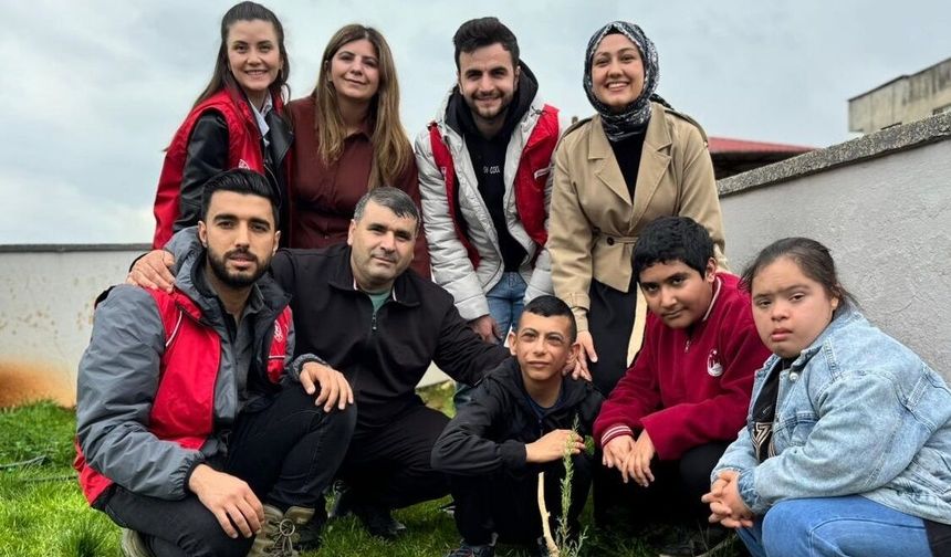 Gaziantep’te özel öğrencilerden anlamlı etkinlik! Fidanları toprakla buluşturdular…