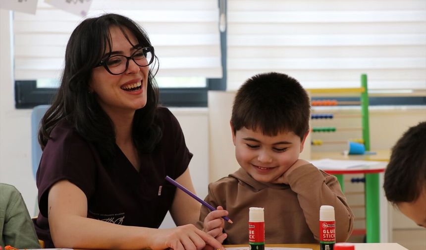 Gaziantep’te işitme engelli ailesini taklit eden çocuk eğitimle konuşmaya başladı!