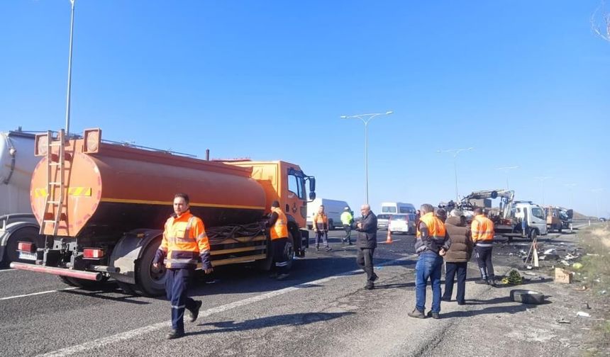 Katliam gibi kaza! İki araç kafa kafaya çarpıştı: 5 kişi yaşamını yitirdi…