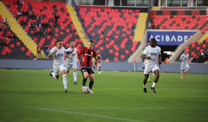 Gaziantep FK – Alanyaspor maçında ilk yarı sona erdi! Alanyaspor 1-0 önde…
