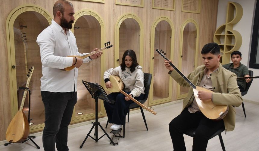 Gaziantep’te görme engelli Umut, Aşık Veysel'in yolundan gidiyor