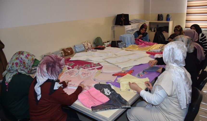 Gaziantep’te atık kumaşlar kadınların ellerinde yeniden şekilleniyor