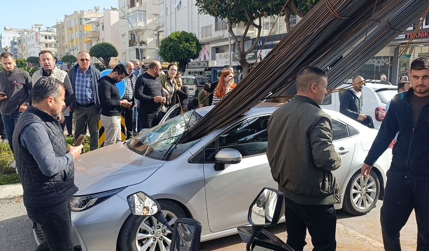 Kamyonun üzerindeki inşaat demirleri otomobile 'ok' gibi saplandı! O anlar kamerada…