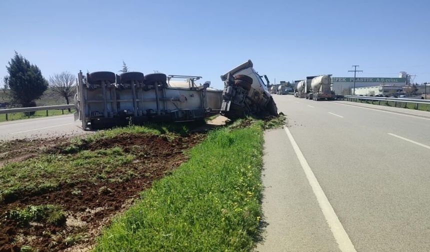 Kilis-Gaziantep karayolunda beton mikseri devrildi! Araçta maddi hasar oluştu