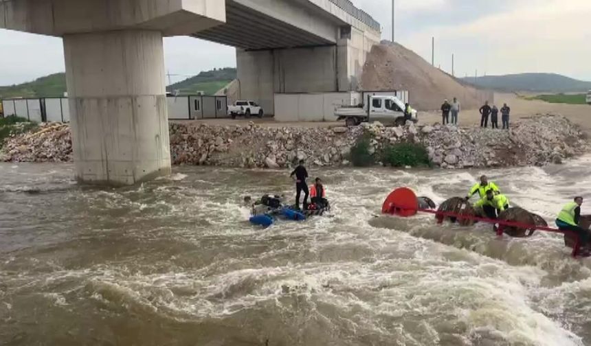 Dereyi traktörle geçmek isterken faciadan dönüldü! 10 işçi vinçle kurtarıldı (VİDEO HABER)