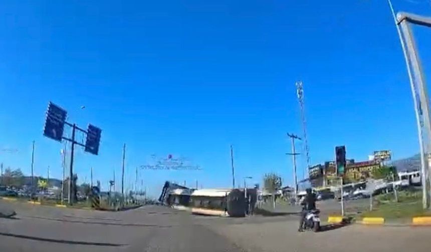 Gaziantep’te kavşakta kontrolden çıkan tır devrildi