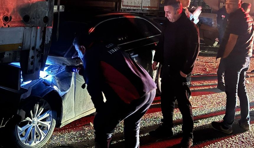 İki tır arasında sıkışan otomobil kağıt gibi ezildi! Araçta büyük çapta maddi hasar oluştu