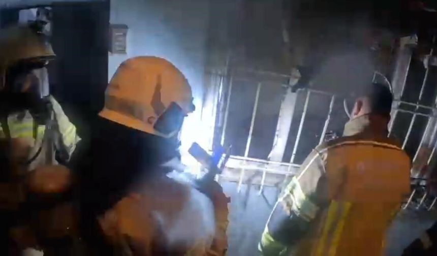 Bir evde yangın çıktı! İtfaiye erleri yangını söndürmek için zamanla yarıştı! O anlar kamerada…